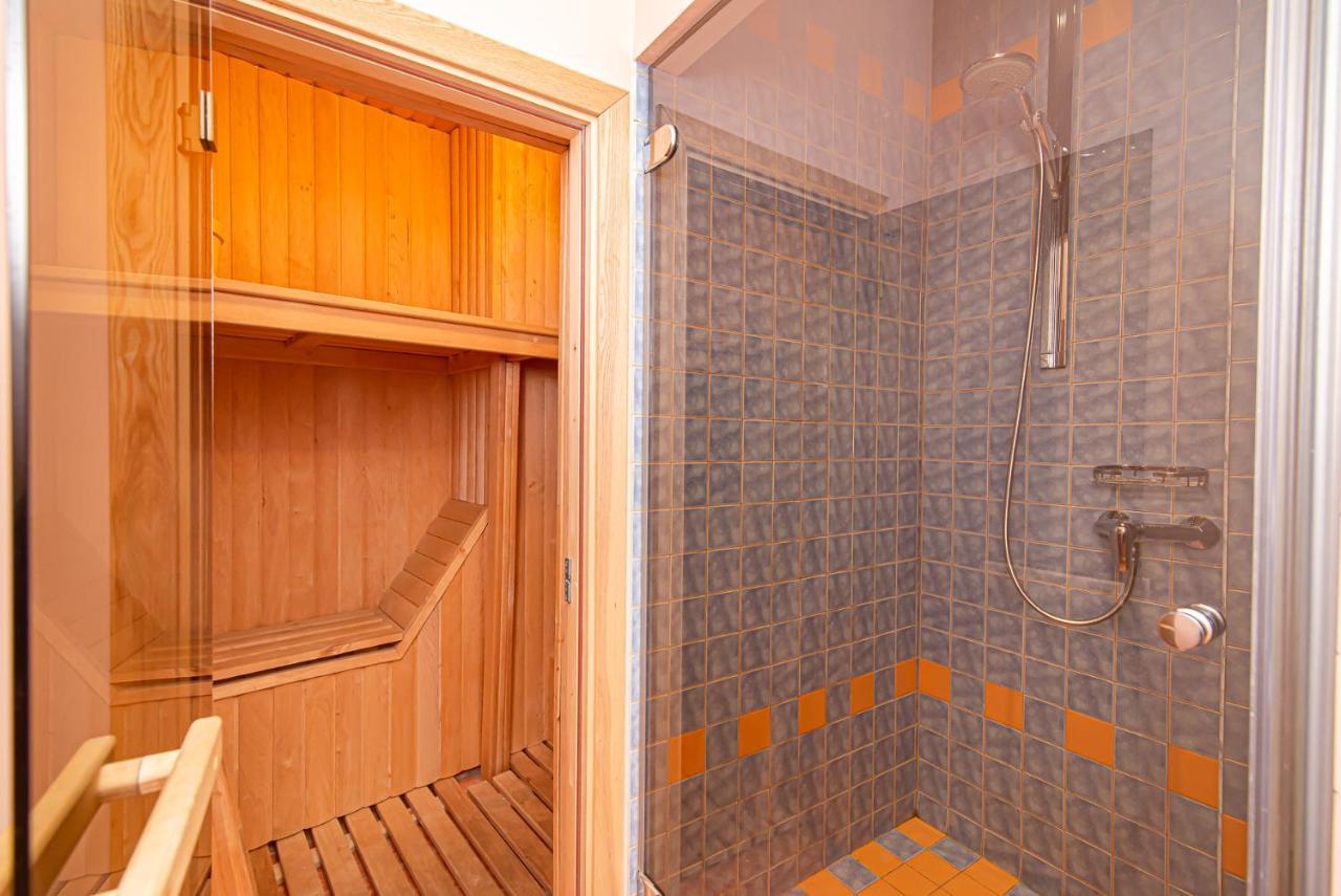 Spacious 2-Bedroom Apartment With Sauna In Vilnius Old Town By Urban Rent Exterior foto
